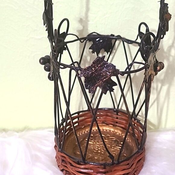 Single Bottle Wine Carrier with Metal Leaves & Wicker - Picture 2 of 7